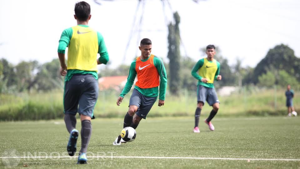Aksi pemain asal PS TNI, Dimas Drajad (tengah) saat mengikuti seleksi pemain Timnas Indonesia U-19, Senin (25/07/16). (INDOSPORT/Herry Ibrahim)